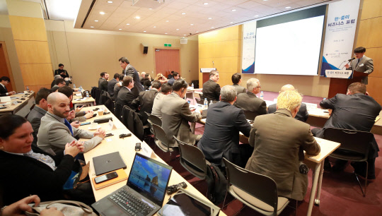 20일 오후 서울 삼성동 코엑스 컨퍼런스룸에서 열린 산업통상자원부, 한국무역협회, 한·중미협회 주최의 '한-중미 비즈니스 포럼'에서 코스타리카, 엘살바도르 등 중미 5개국 통상 수장들과 관계자들이 설명을 듣고 있다.  연합뉴스